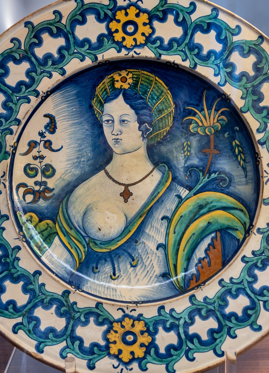 Teller mit Büste einer schönen Frau, mit Dornenkronenmotiv, erste Hälfte des 16. Jahrhunderts von Italian School