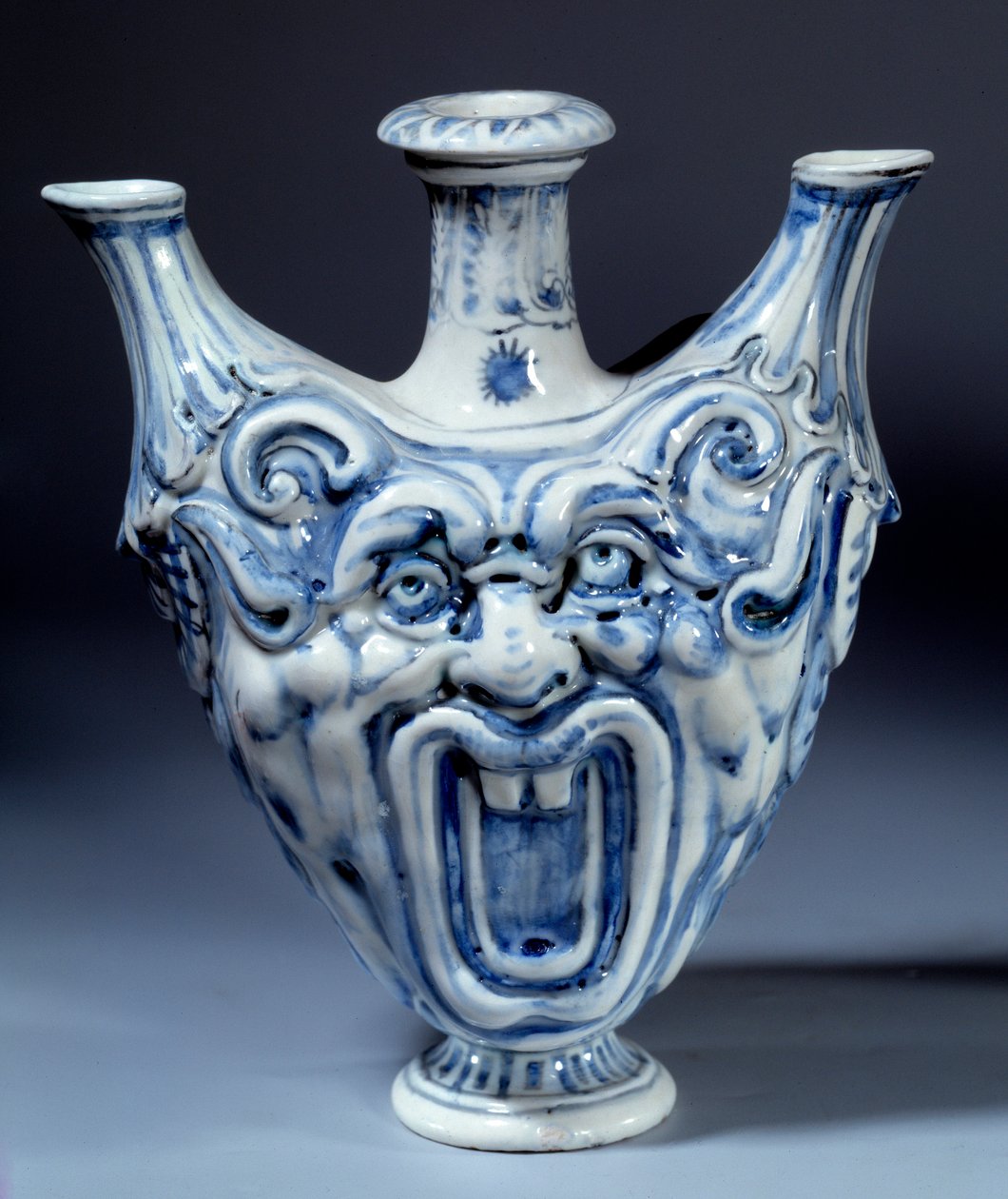 Weichporzellanflasche aus dem 16. Jahrhundert, hergestellt von der Manufaktur von Francois II de Medicis (1544-1560) Sevres, Porzellanmanufaktur von Italian School