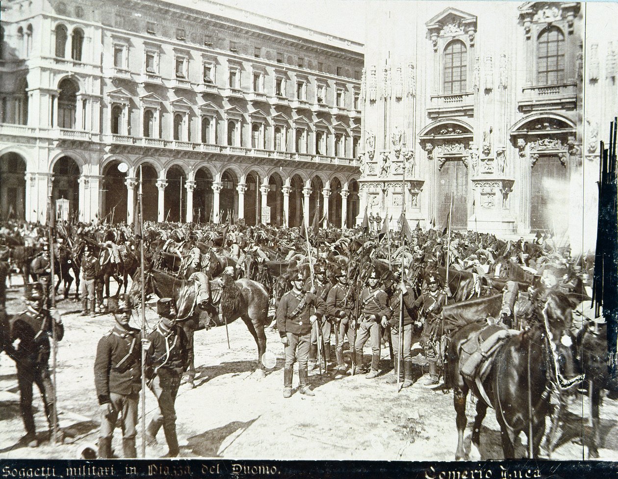 Soldaten unter dem Kommando von General Bava Beccaris vor der Kathedrale, während der Unruhen in Mailand, 6.-9. Mai 1898 von Italian School