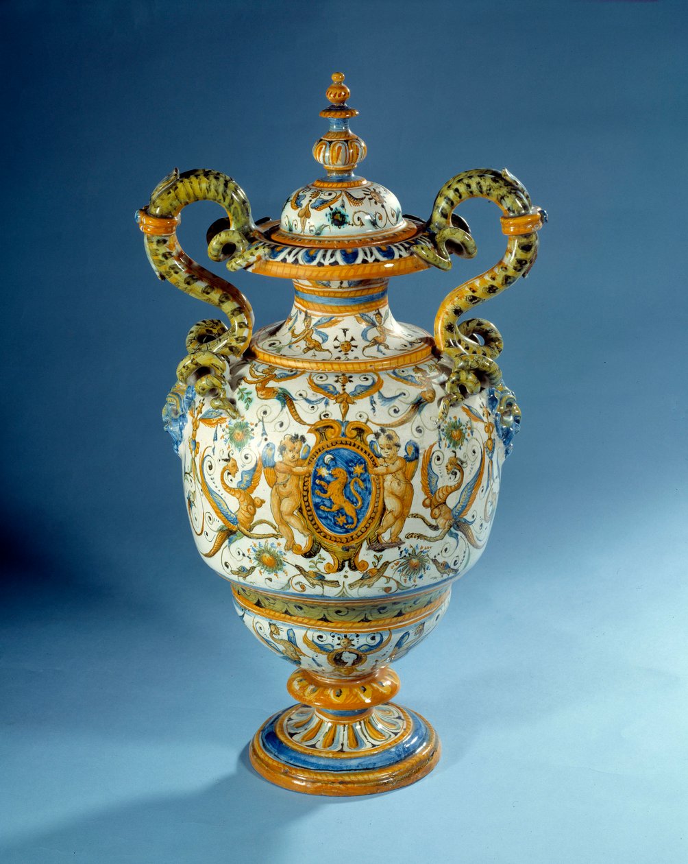 Vase mit gedrehten Henkeln aus Majolika, hergestellt in den Fayencefabriken von Patanazzi in Italien (spätes 16. und 17. Jahrhundert). Paris, Louvre Museum von Italian School