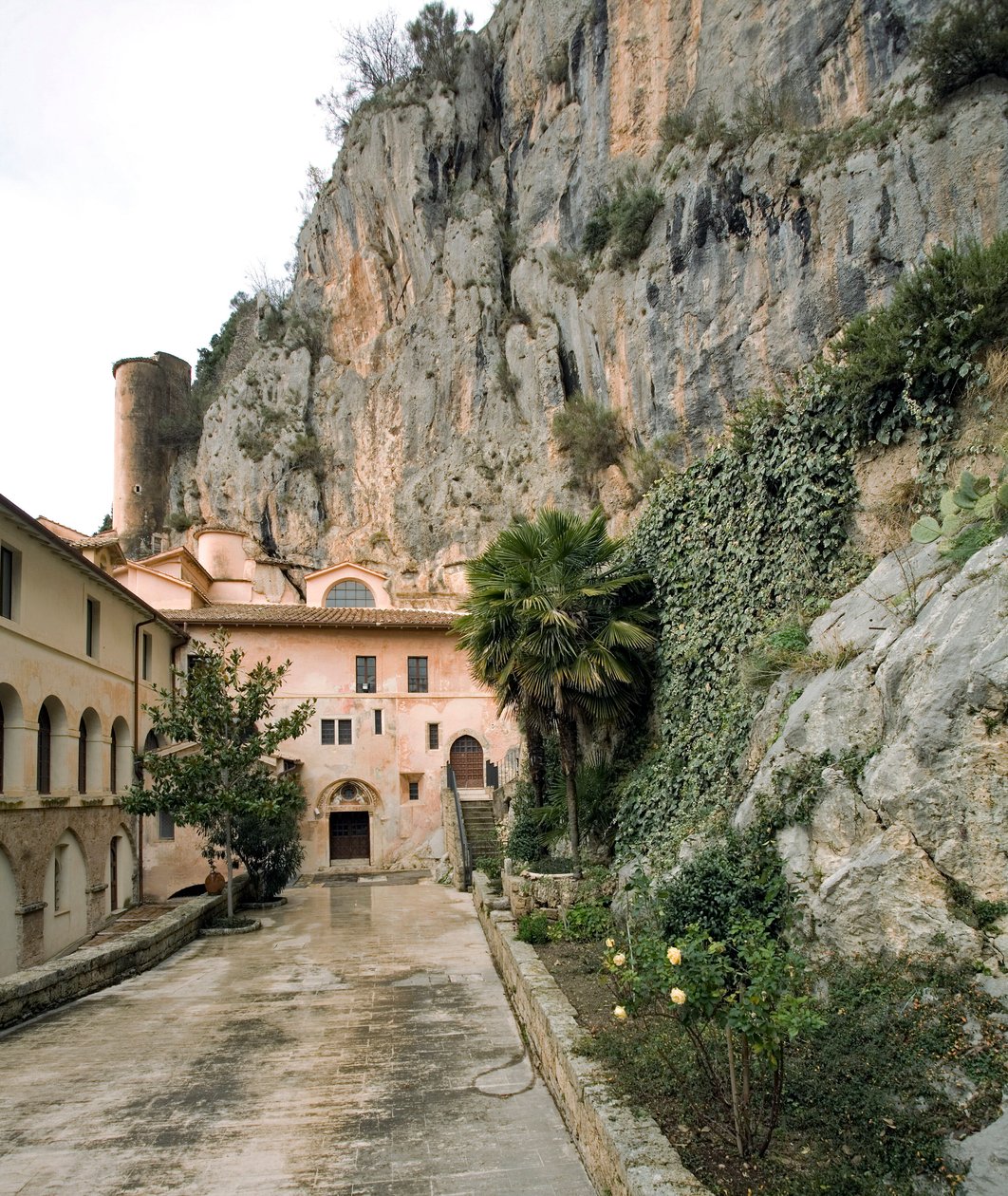 Ansicht des Hofes des „Corvi“ (Krähen), Kloster St. Benedetto (Sacro Speco) aus dem 12. Jahrhundert, Subiaco (Rom), Italien von Italian School