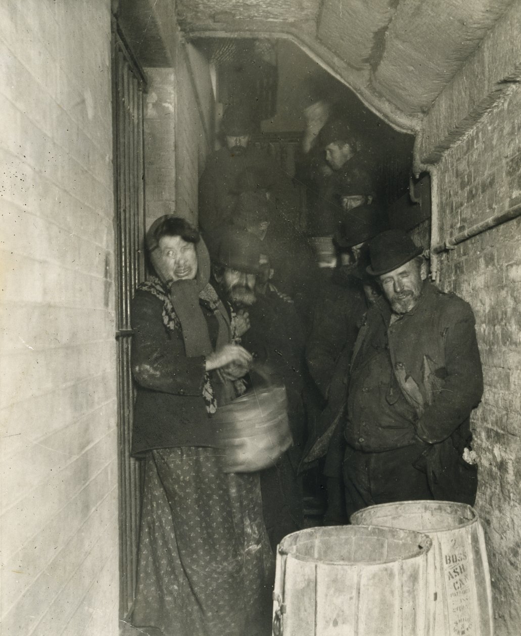 Warten auf Einlass in die Mulberry Street Station von Jacob August Riis