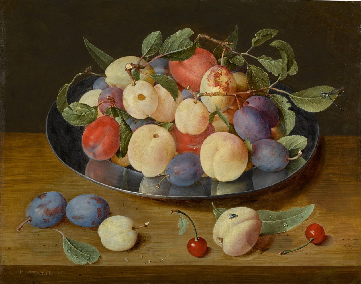 Stillleben mit Pflaumen und Pfirsichen auf einem Zinnteller, mit Pflaumen, einem Pfirsich und Kirschen, alles auf einem Tisch von Jacob van Hulsdonck