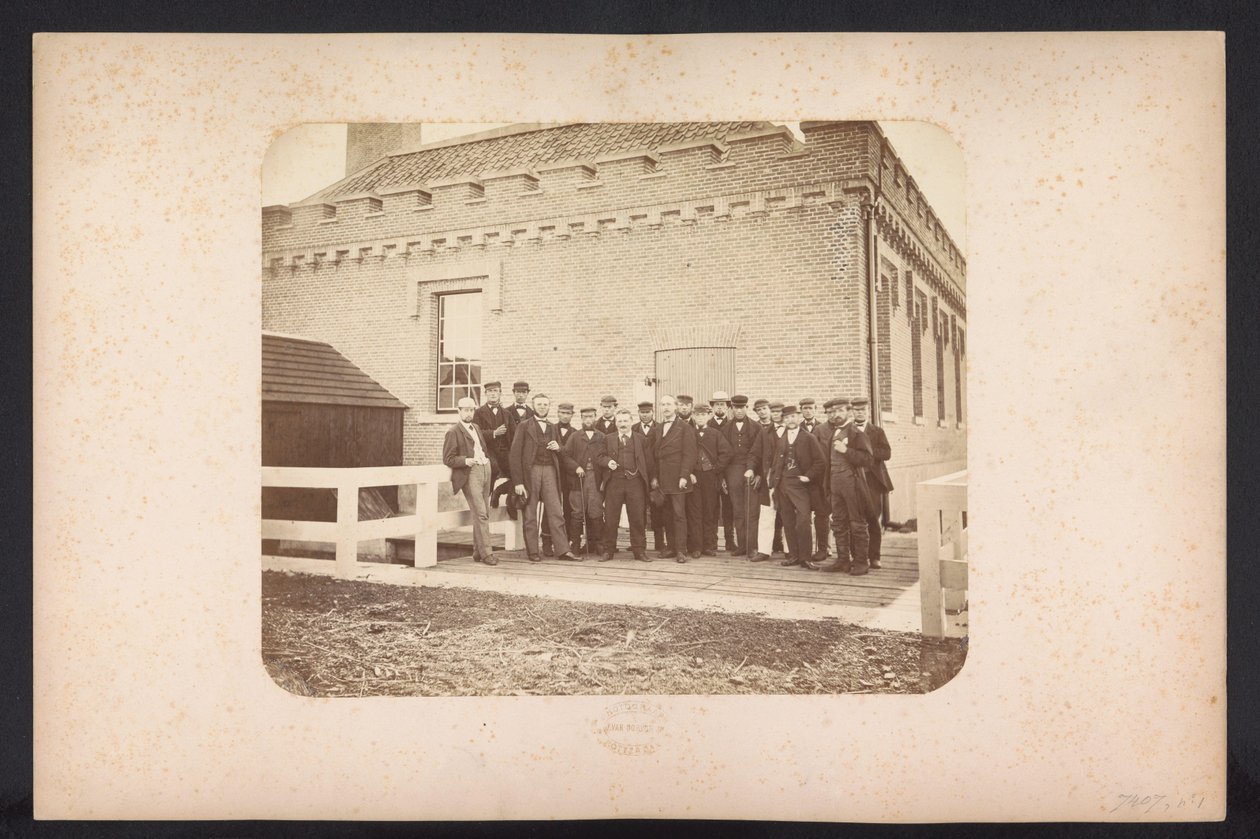 Gruppenfoto der Arbeiter, 1867-1869 von Jacobus van Gorkom jr.