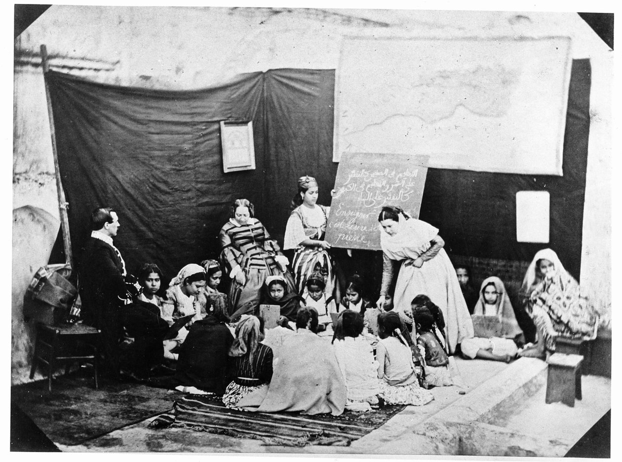 Schule für junge Mädchen, unterrichtet von Madame Luce, Algier, 1856 von Jacques Antoine Moulin