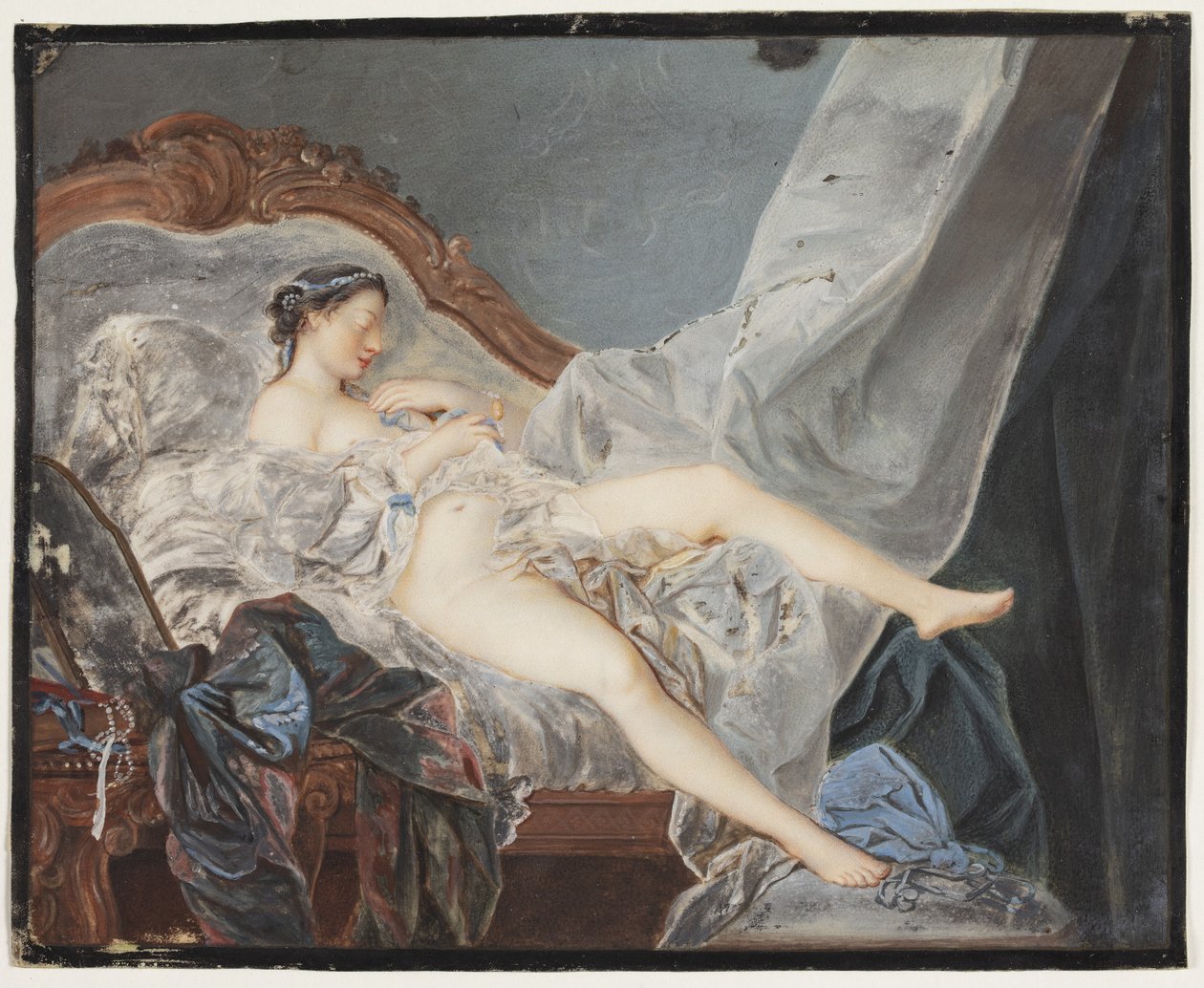 Ein nacktes Mädchen, liegend auf dem Rücken auf einem Kanapee zwischen großen Draperien von Jacques Charlier