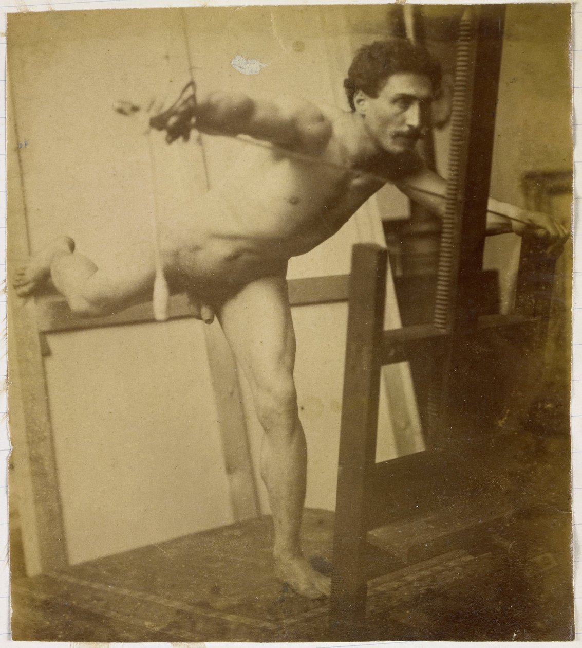 Studie eines männlichen Aktmodells, nach vorne gebeugt mit dem rechten Bein nach hinten, im Atelier von Jacques de Lalaing von Jacques Lalaing (attributed to)