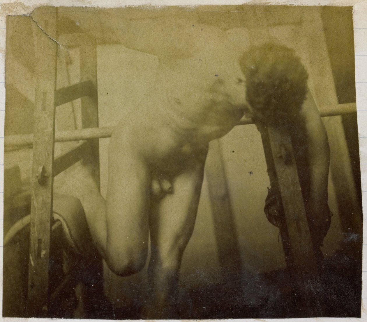 Studie eines männlichen Aktmodells, nach vorne hängend in einem Holzgestell, im Atelier von Jacques de Lalaing von Jacques Lalaing (attributed to)