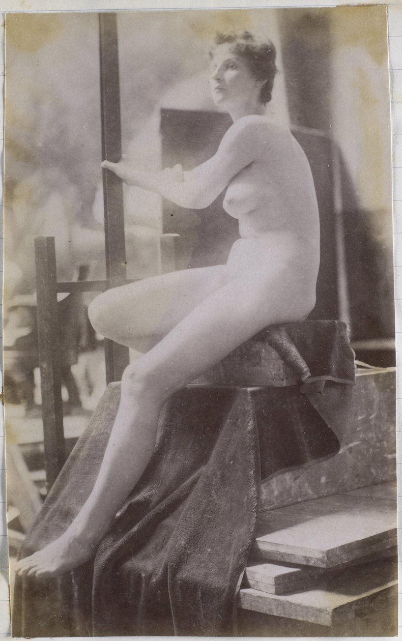 Studie eines weiblichen Aktmodells, sitzend auf einem Podium und schräg von der Seite gesehen, im Atelier von Jacques de Lalaing von Jacques Lalaing (attributed to)