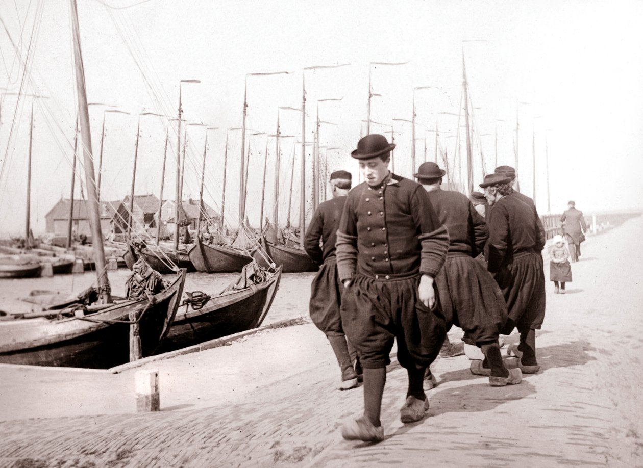 Männer in traditioneller Kleidung, Markeninsel, Niederlande, 1898 von James Batkin