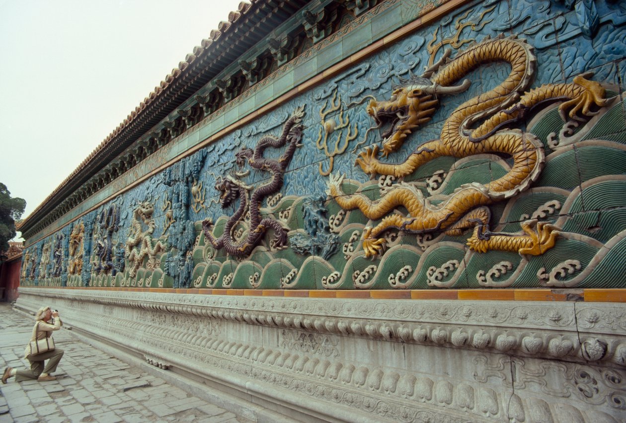Eine Frau fotografiert den Neun-Drachen-Bildschirm. Beihai-Park, Peking, Volksrepublik China von James L Stanfield