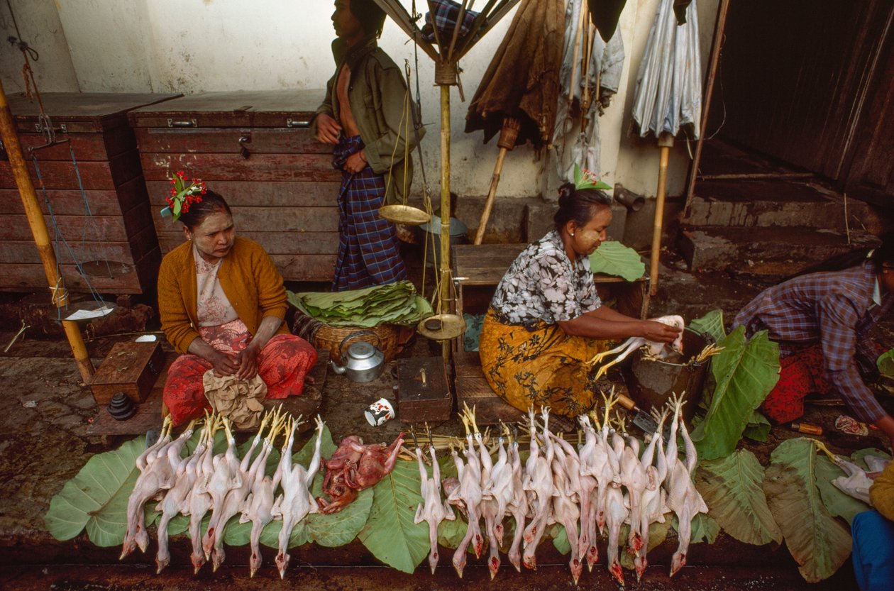 Essensverkäufer mit mit Thanaka dekorierten Gesichtern, gemahlenem Baumrindenpulver. Taunggyi, Burma. von James L Stanfield