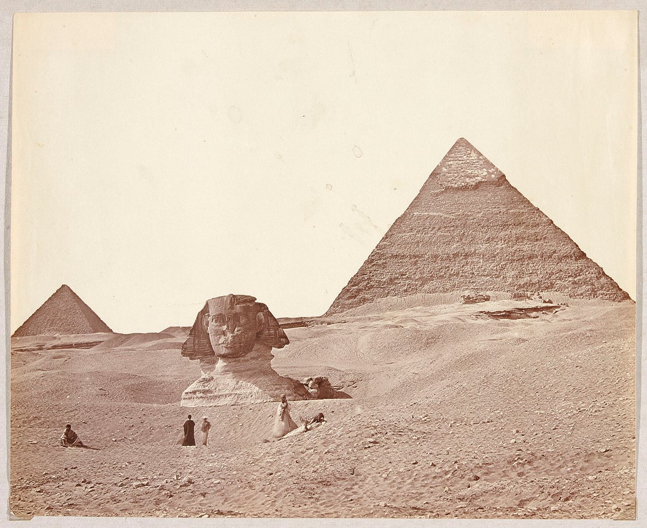 Ägypten. Gizeh. Sphinx vor den Pyramiden von Cheops und Mykerinos von James Robertson