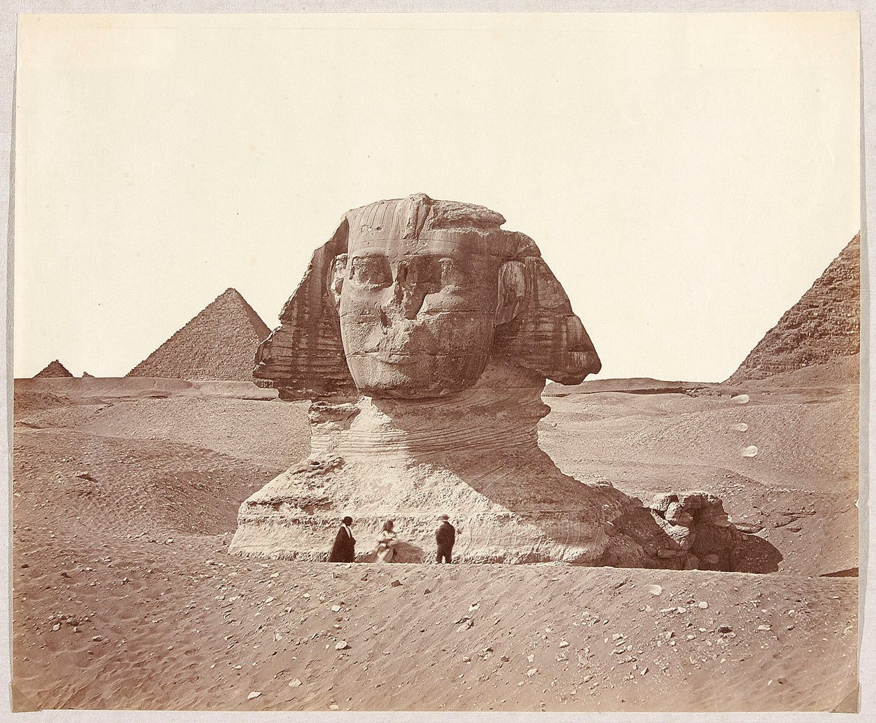 Ägypten. Gizeh. Sphinx vor der Mykerinos-Pyramide von James Robertson