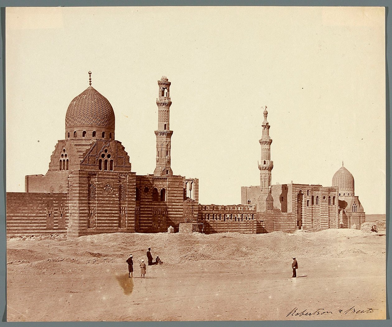 Ägypten. Kairo. Zwei religiöse Grabkomplexe in der nördlichen Nekropole: des mamlukischen Sultans Inal (Mitte des XV. Jh.) [rechts] und des mamlukischen Emirs Kurkumas (Anfang des XVI. Jh.) [links] von James Robertson