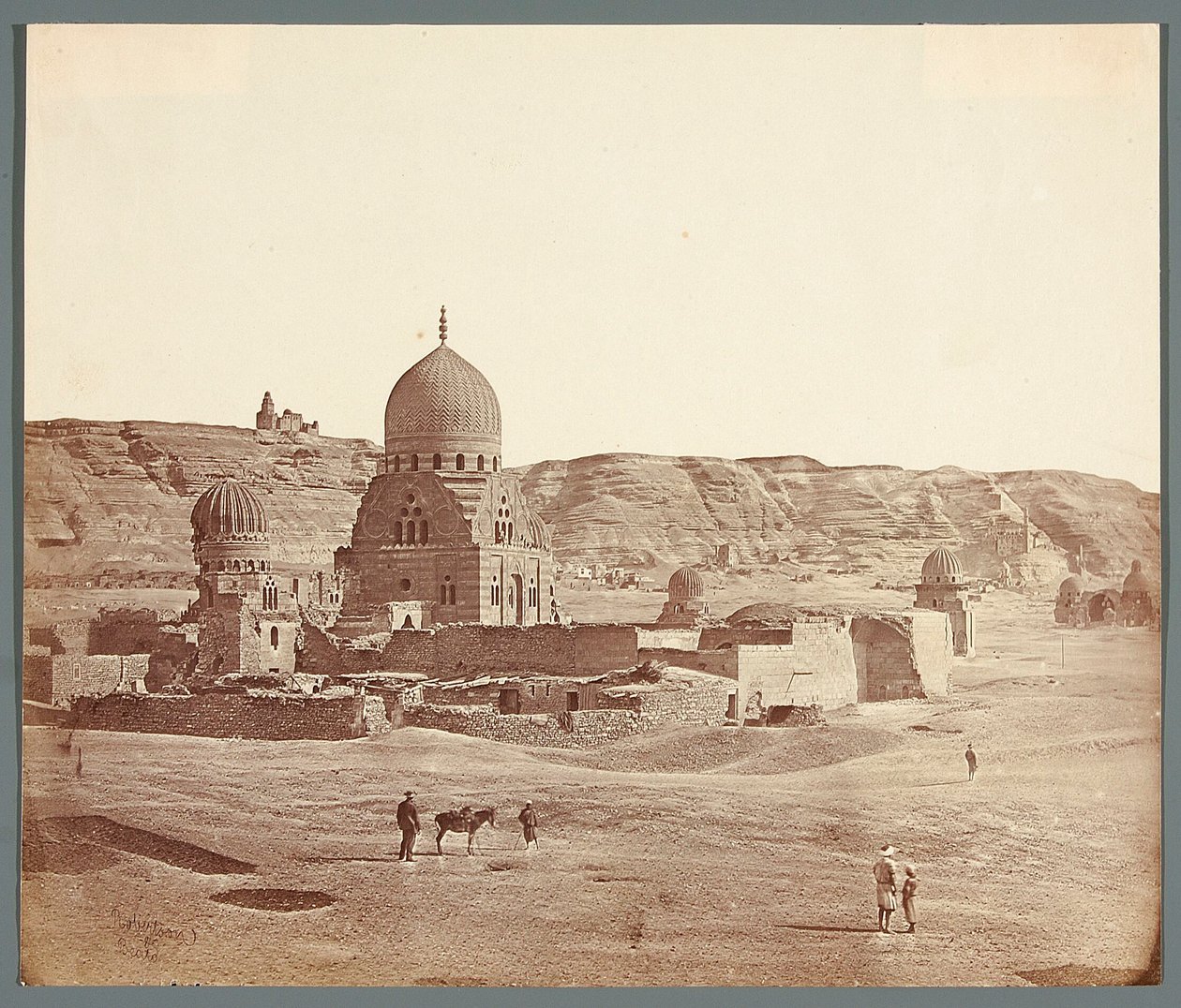 Ägypten. Kairo. Südliche Nekropole. Im Vordergrund das Mausoleum Sudun (1504), im Hintergrund auf dem Mukattam-Plateau die Al-Djujuschi-Moschee von James Robertson