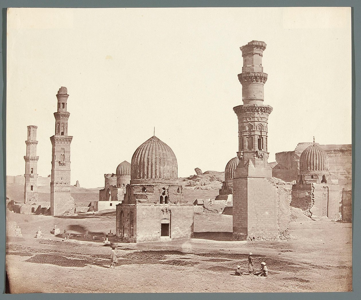 Ägypten. Kairo. Südliche Nekropole. Im Vordergrund das Minarett beim Mausoleum Ali Badra Al-Karafi (1300-1310), im Hintergrund das Minarett Kusum aus der Mamlukenzeit von James Robertson