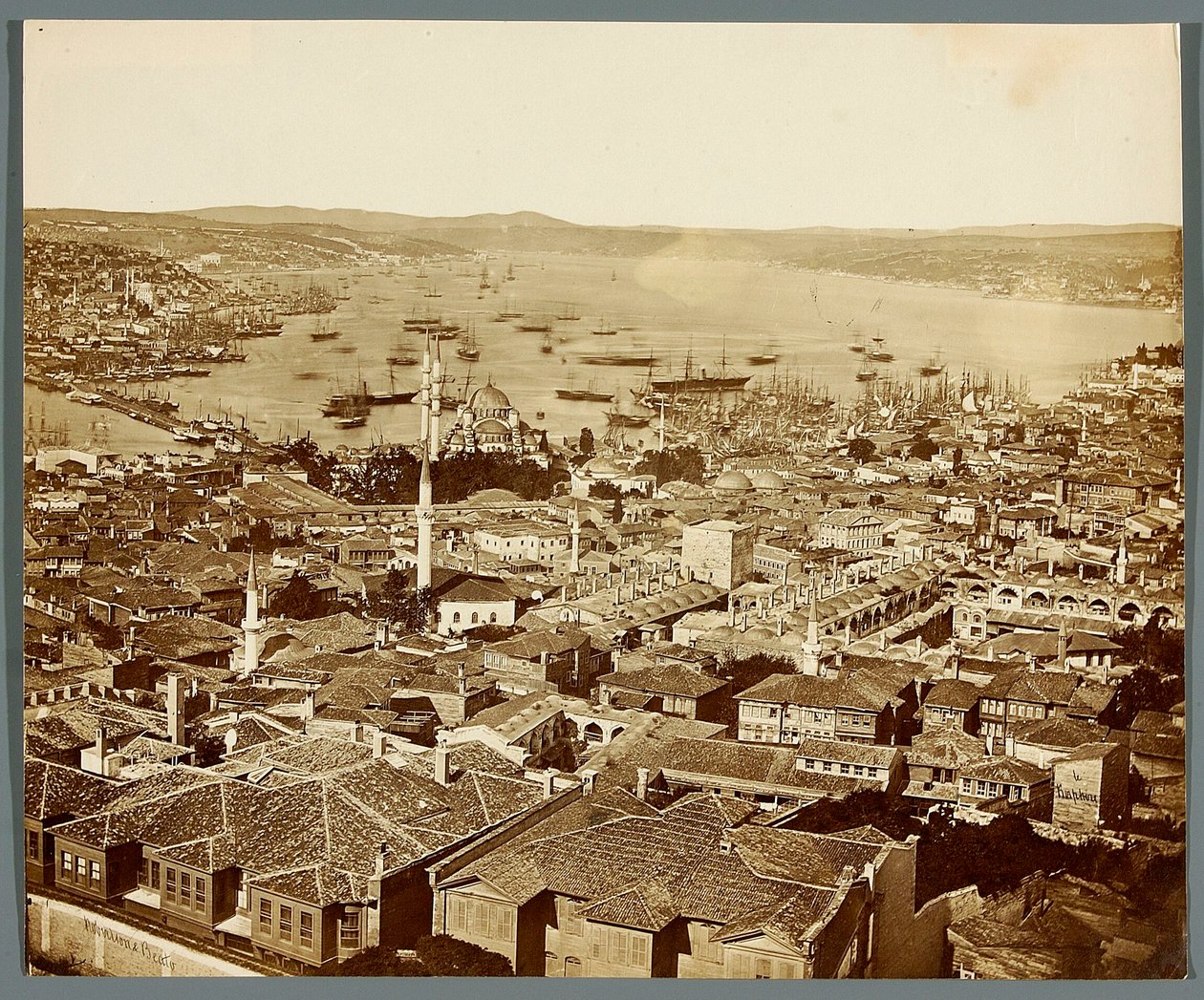 „Der Bosporus“ [Istanbul. Panorama der Stadt - Blick in Richtung der Meerenge des Bosporus] von James Robertson