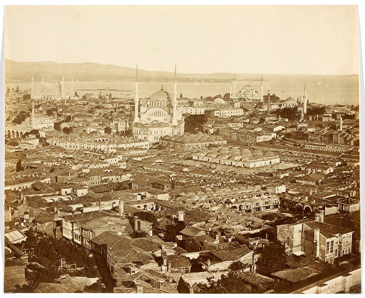 "Nouri Osmanié" [Istanbul. Stadtpanorama mit Blick auf Moscheen: Nuruosmaniye-Moschee (im Zentrum), Blaue Moschee (rechts im Hintergrund) und Ayasofya (Hagia Sophia) (links)] von James Robertson
