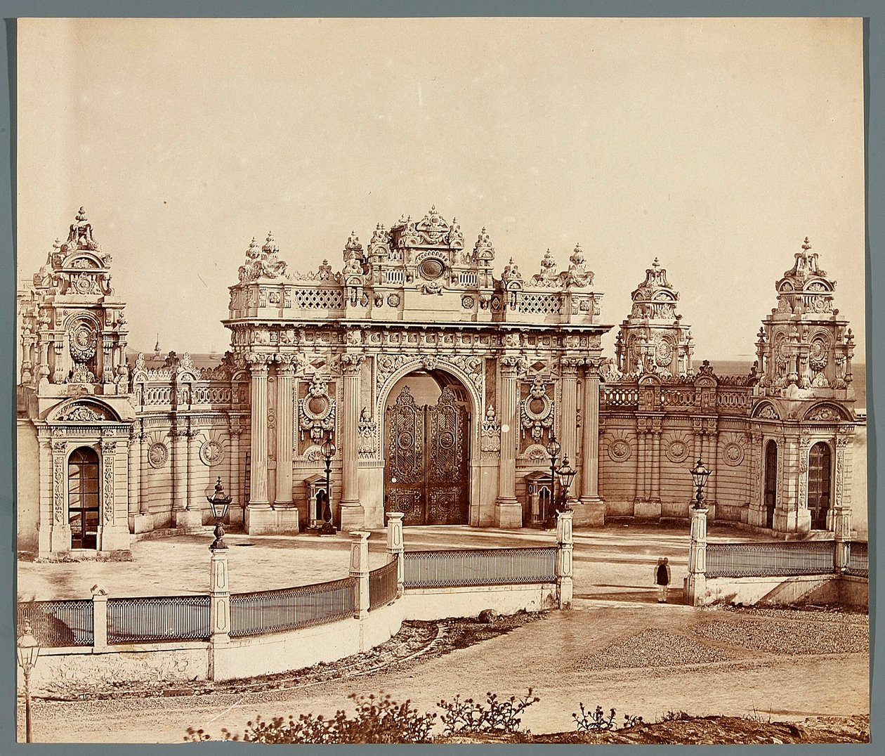 Istanbul. Dolmabahçe-Palast [Dolmabahçe Sarayı] - Tor von James Robertson