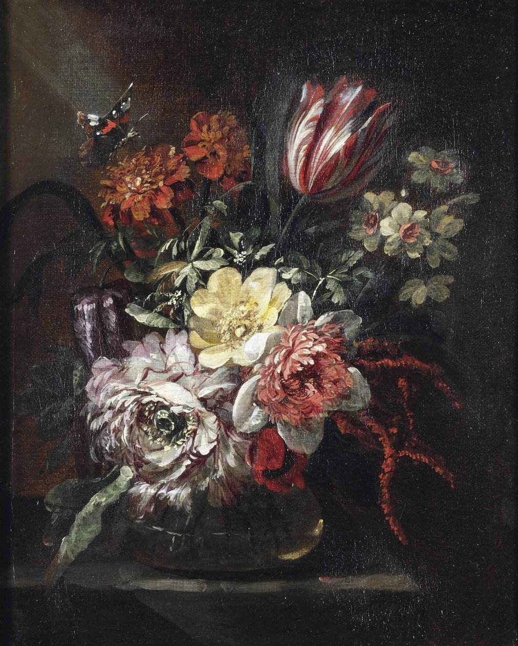 Eine Tulpe, Rosen, Narzissen und andere Blumen in einer Glasvase, ein Schmetterling darüber, alles auf einem teilweise drapierten Tisch von Jan Baptist Morel