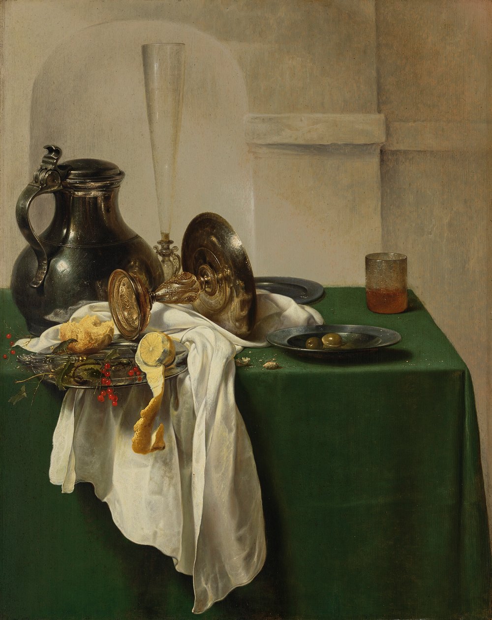 Zinnkrug und Silbertazza auf einem Tisch von Jan Jansz den Uyl