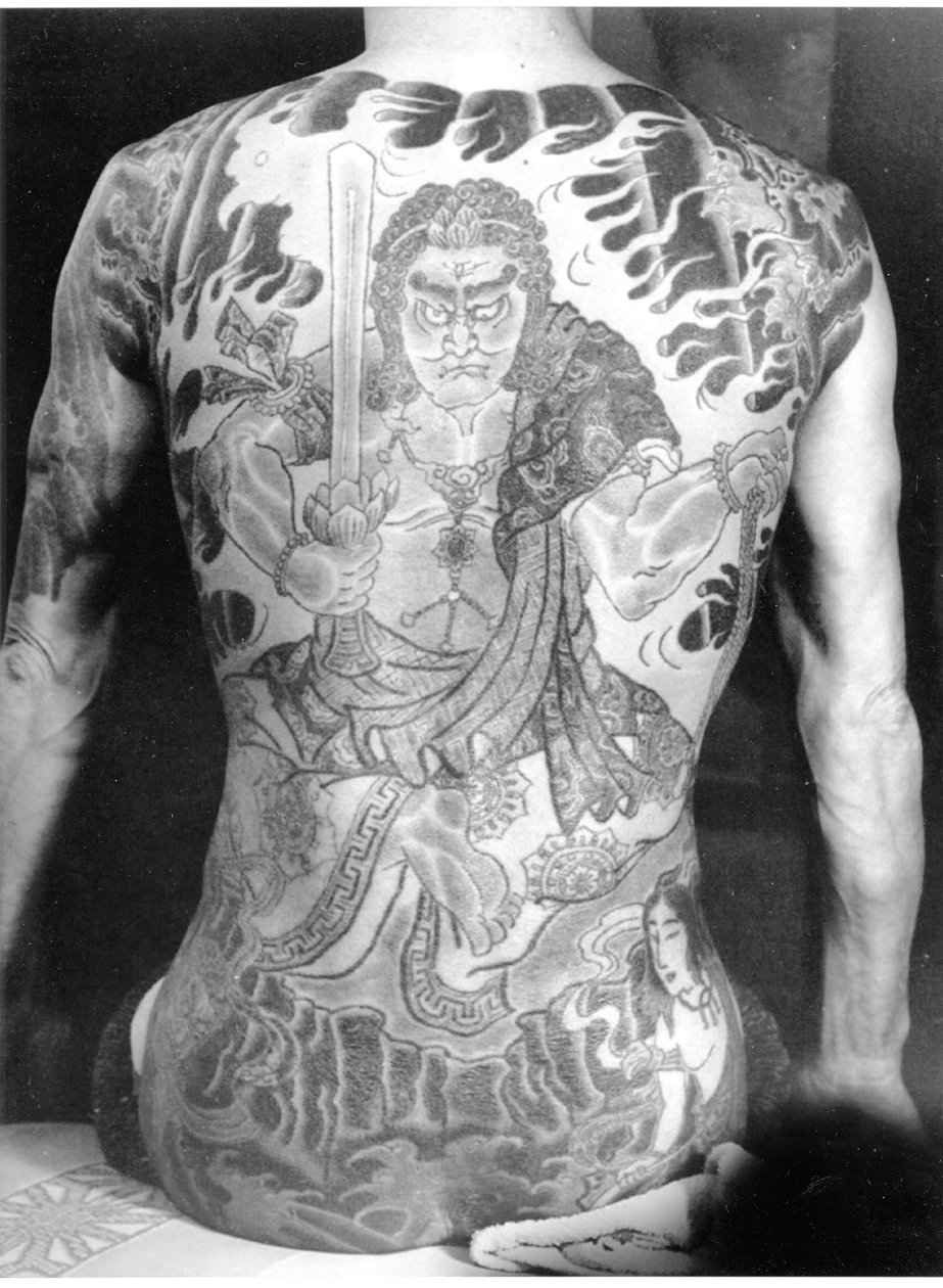 Mann mit traditionellem japanischen Irezumi-Tattoo, um 1910 von Japanese Photographer