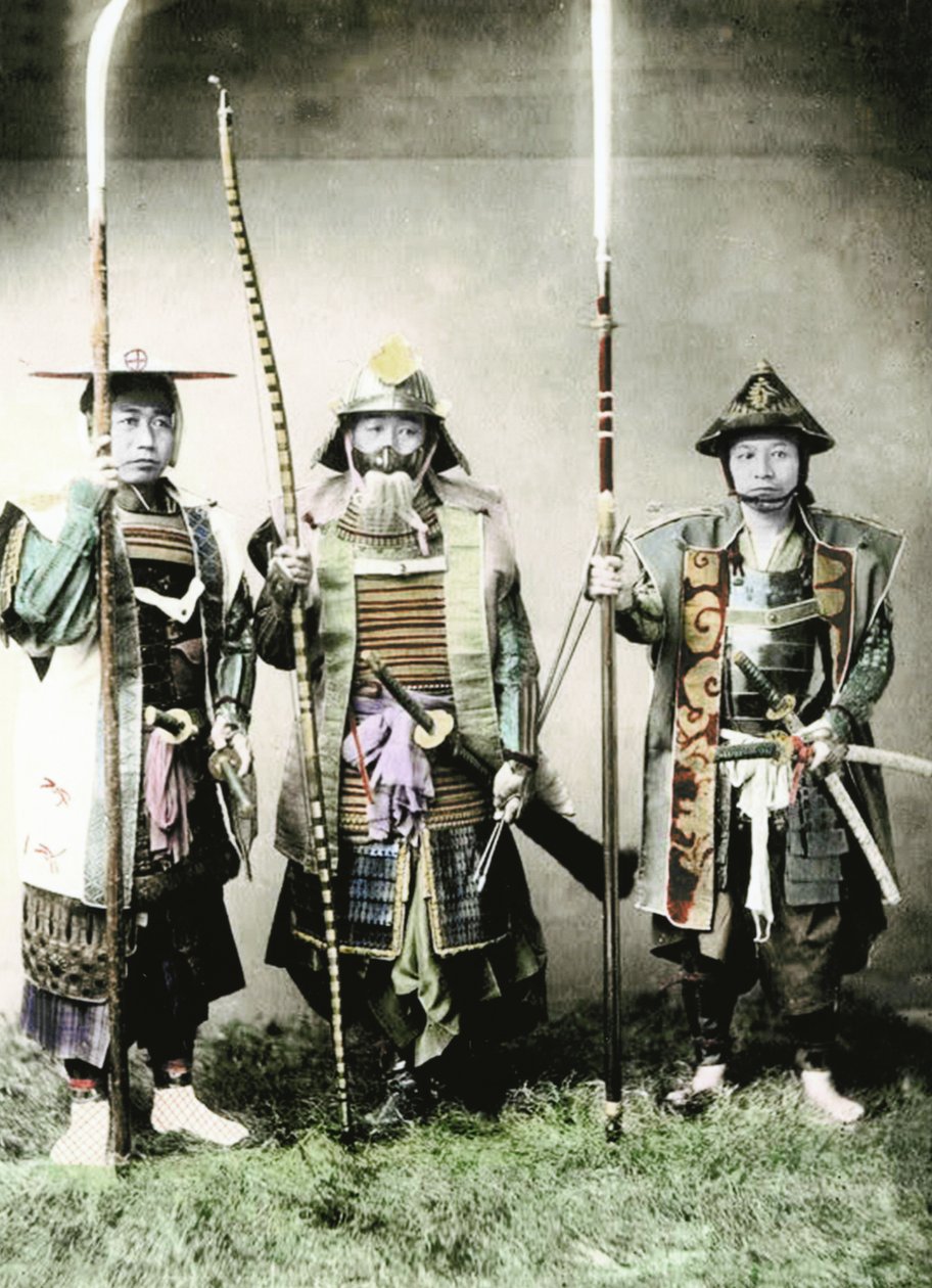 Samurai des alten Japan bewaffnet mit Langbogen, Stangenwaffen und Schwertern, 1883 (handkoloriertes Albumin-Foto) von Japanese Photographer
