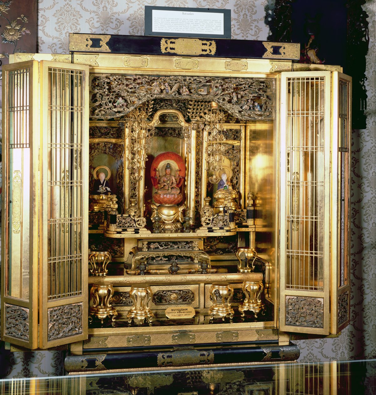 Butsudan-Schrein aus dem Palast eines Damio in Kyoto, enthält eine Darstellung eines Tempels mit abgestuftem Pagodendach (vergoldetes Holz) von Japanese School