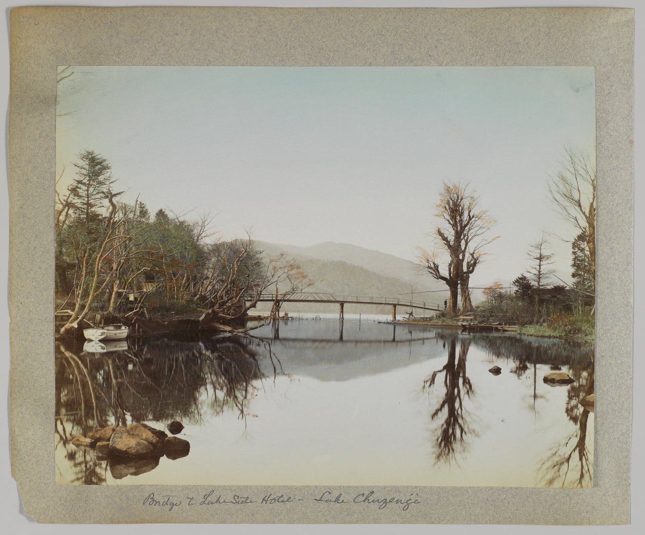 Brücke und Seehotel, Lake Chuzenji, Nikko, Japan von Japanese Photographer