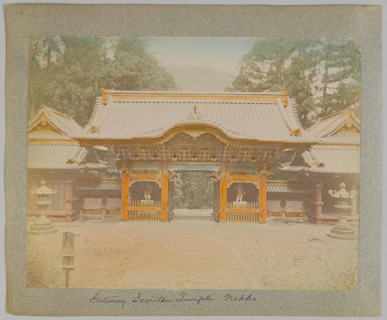 Tor des Jemitsu-Tempels, Nikko, Japan (handkoloriertes s/w-Foto) von Japanese Photographer