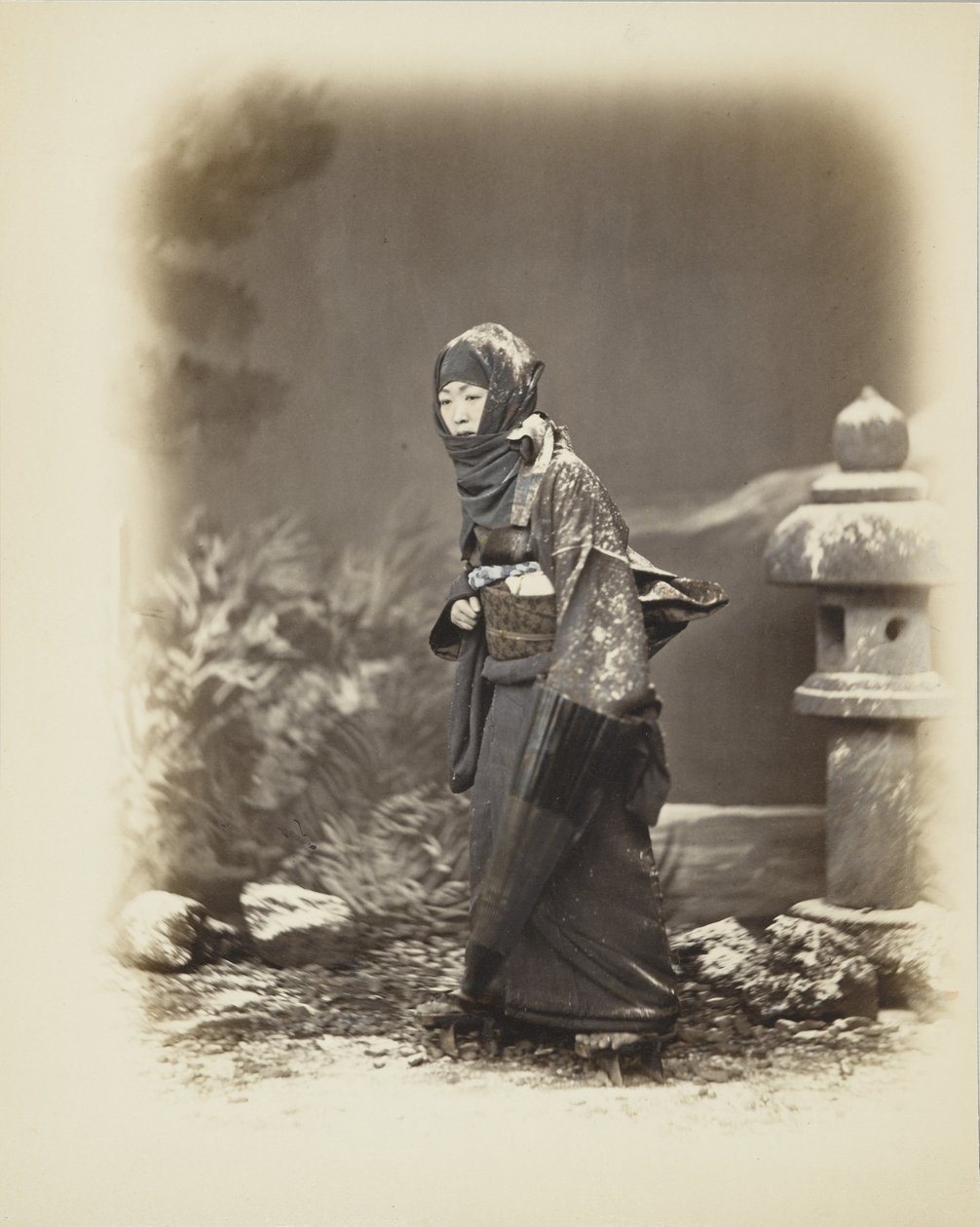 Japanische Frau im Schnee von Japanese Photographer