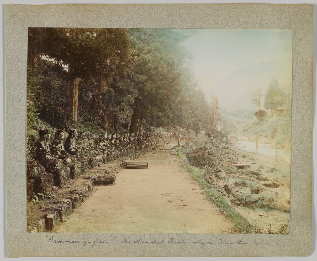 Die Hundert Buddhas entlang des Daiya-Flusses, Nikko, Japan (handkoloriertes s/w Foto) von Japanese Photographer