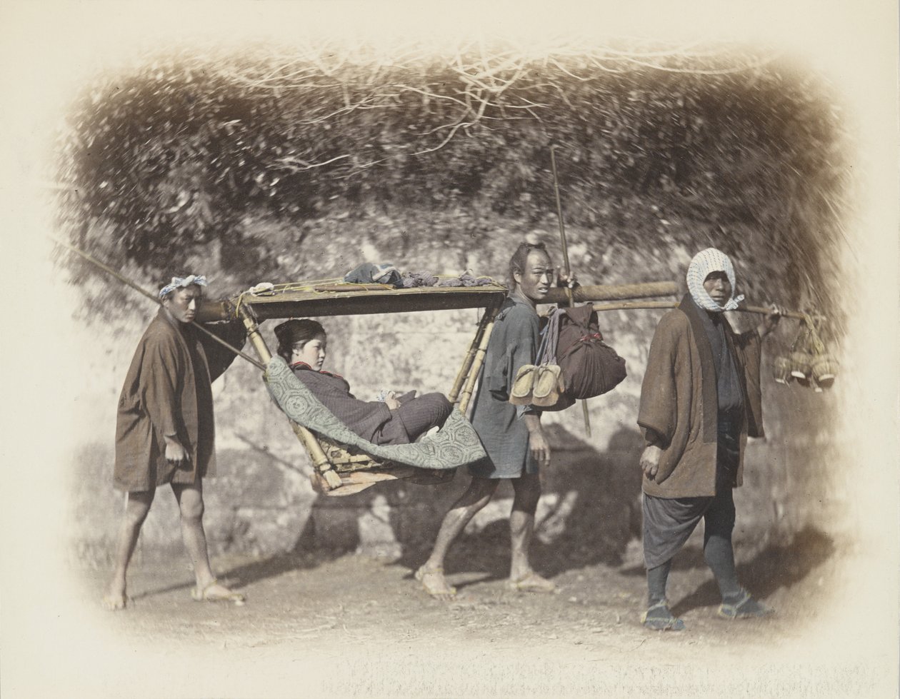 Frau in einem Kago getragen von Japanese Photographer