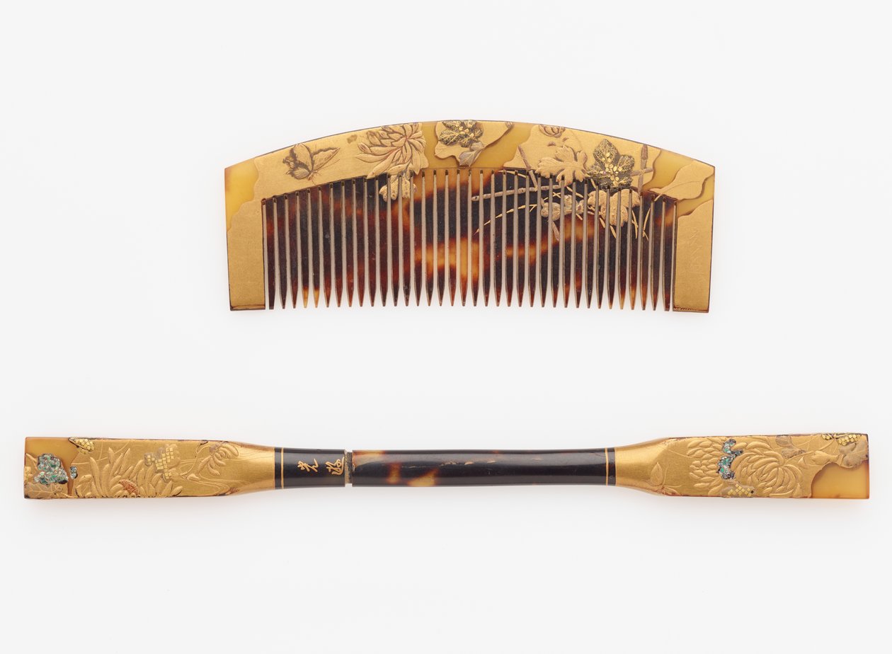 Kamm und Haarnadel, Ende 19. bis Anfang 20. Jahrhundert (Horn und Holz mit Lack und Gold) von Japanese School