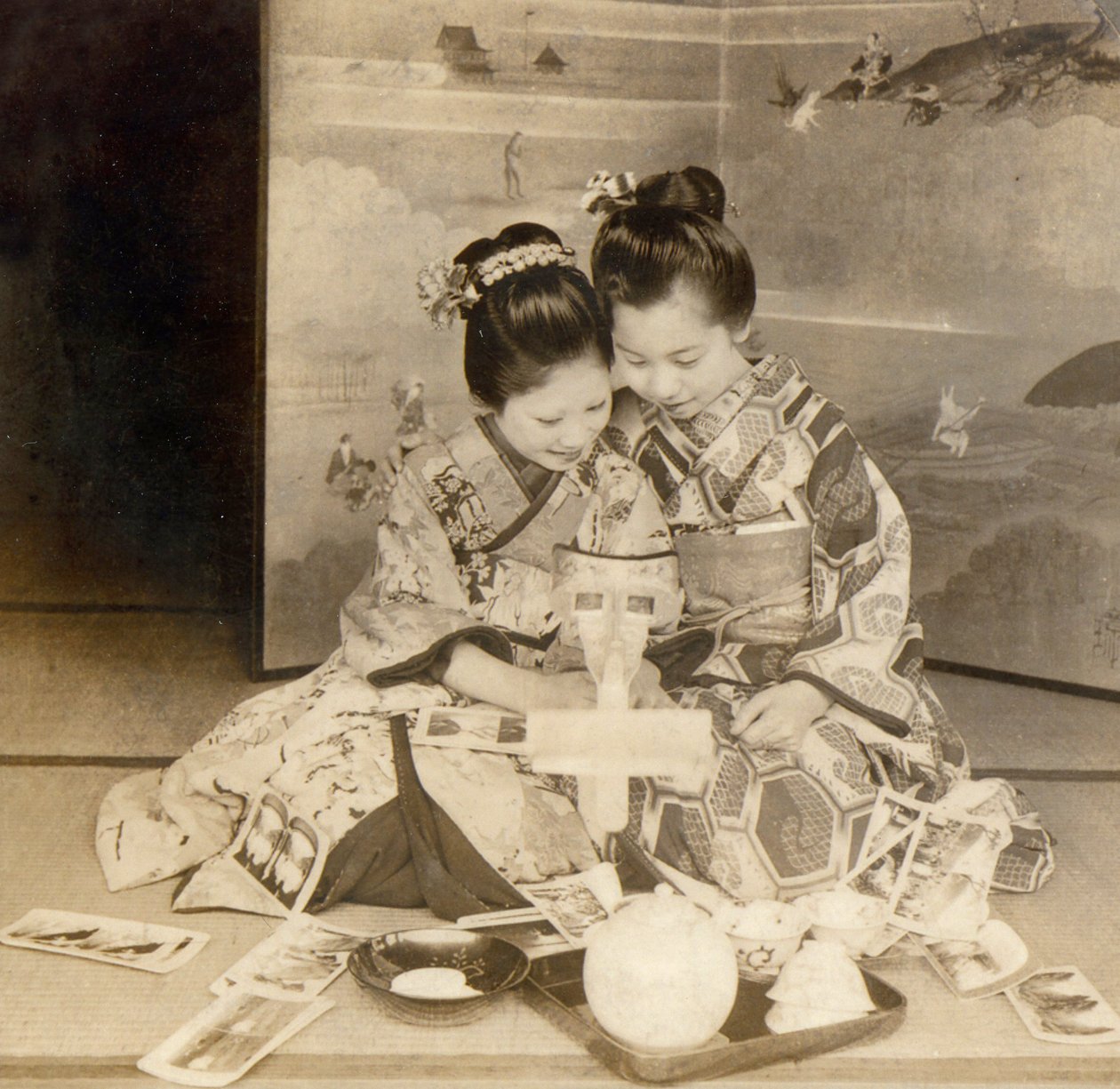 Japanische Mädchen mit Stereoskop und stereografischen Karten, 1899 von Japanese School