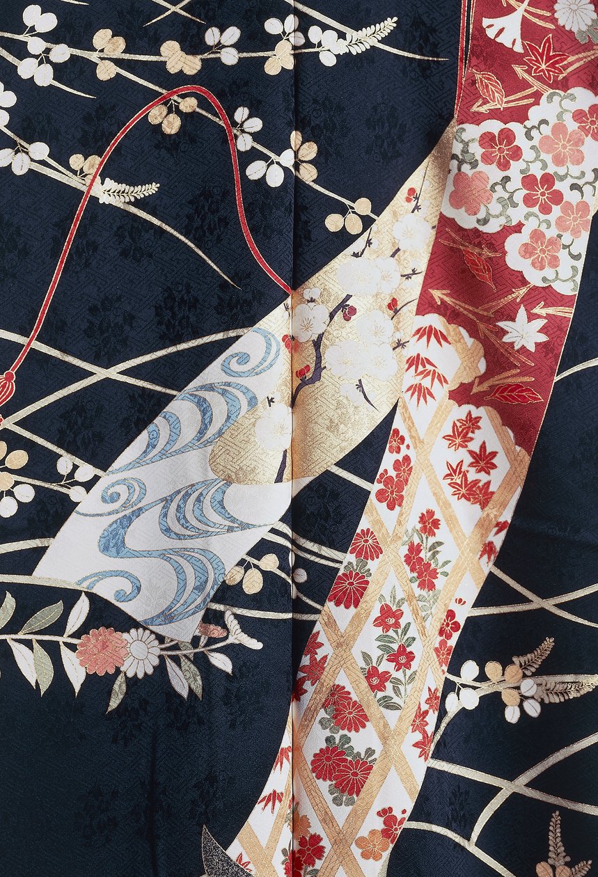 Kimono Furisode (weite Ärmel), getragen von jungen unverheirateten Frauen bei eleganten Anlässen und Maiko (Geisha-Schülerin), Seide mit Blumen- und Pflanzenmotiven, schwebende Paneele, Detail, Kaga-Yuzen-Färbung, Tokamachi-Webereien, japanische Zivilisati von Japanese School