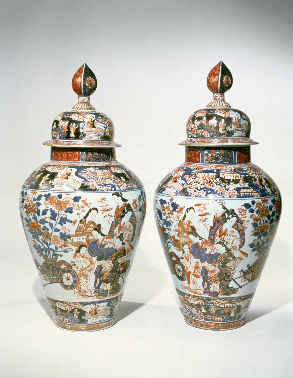 Paar Imari-Balustervasen und Deckel von Japanese School