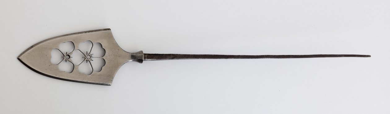 Yanone (Pfeilspitze) des flachen Typs mit durchbrochenem Design von Kirschblüten von Japanese School