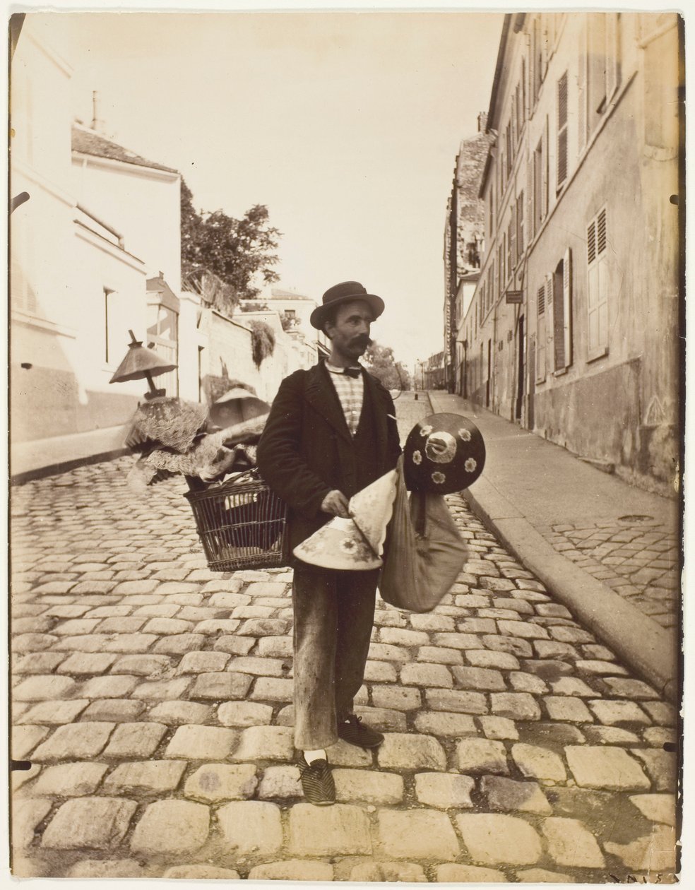 Lampenschirmhändler von Jean Eugène Auguste Atget