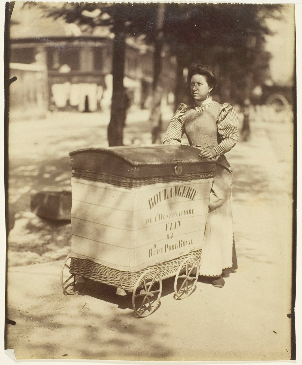 Brotträgerin, aus der Serie "Kleine Gewerbe" von Jean Eugène Auguste Atget