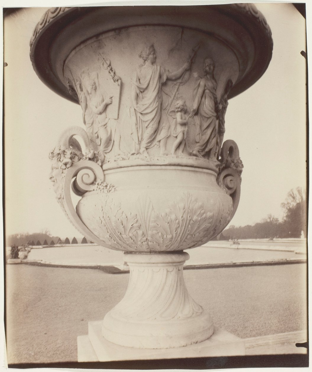 Versailles, Vase von Tuby von Jean Eugène Auguste Atget