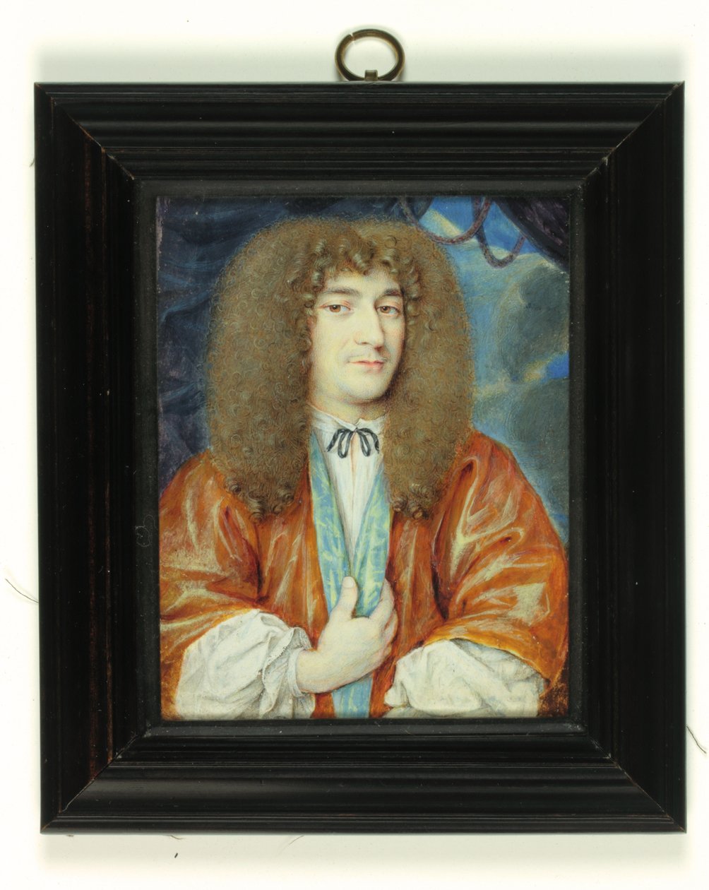 Ein Gentleman im weißen Hemd und orangefarbenem Gewand mit blauem Seidenfutter, lange hellbraune Perücke von Jean the Younger (attr.to) Petitot
