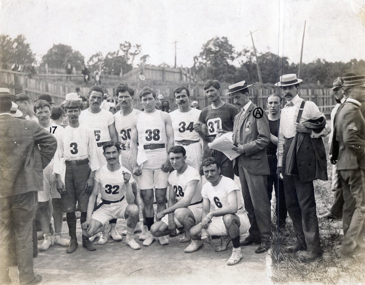 Gruppe griechischer Athleten und Felix Carbejaldesoto aus Kuba posieren auf der Strecke von Jessie Tarbox Beals