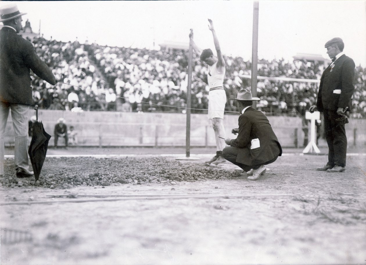 Ray Ewry vom New York Athletic Club beim Weitsprung aus dem Stand bei den Olympischen Spielen 1904. Ewry gewann den Wettbewerb von Jessie Tarbox Beals