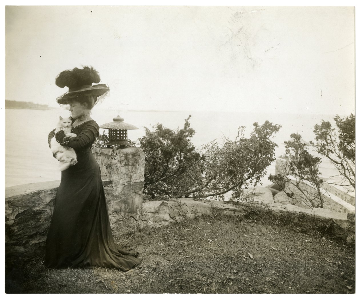 Ella Wheeler Wilcox am Sound Beach, Conn, ca. 1905-11 von Jessie Tarbox Beals