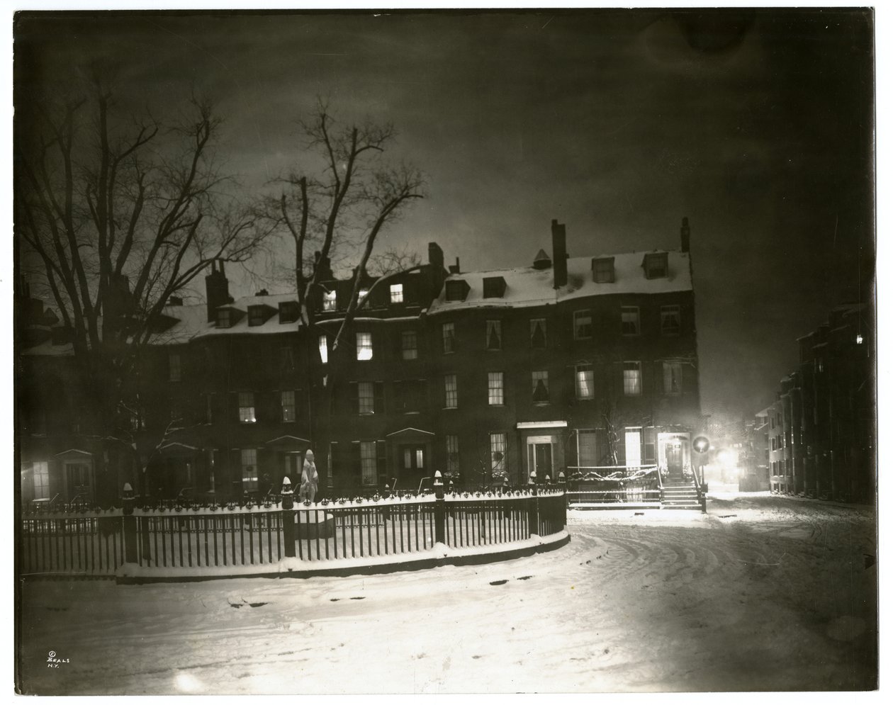 Louisburg Square, Boston, Jenny Lind lebte im Eckhaus, Boston, USA, ca. 1902-10 von Jessie Tarbox Beals