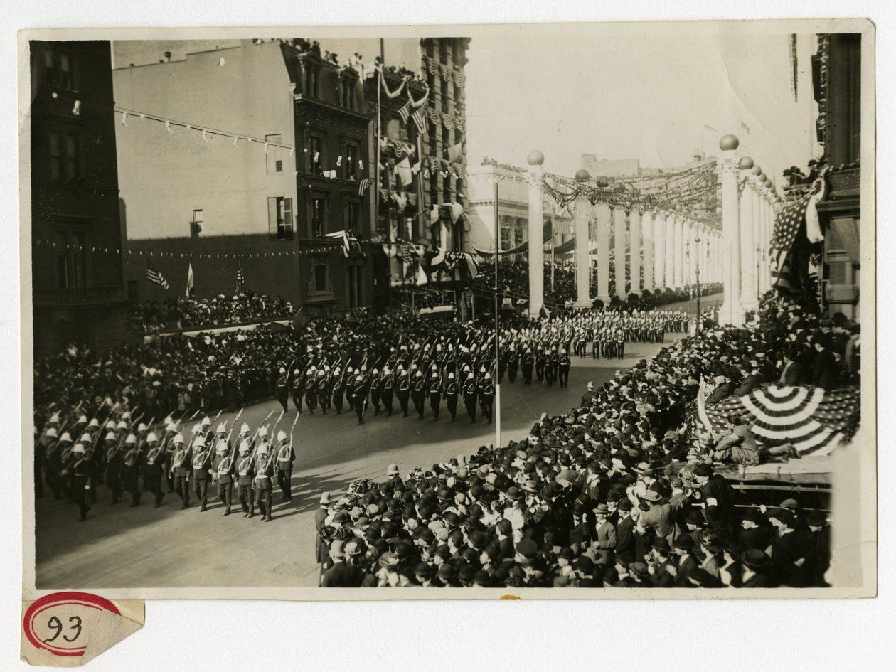 Militärparade am Ehrenhof der Marines, Großbritannien von Jessie Tarbox Beals