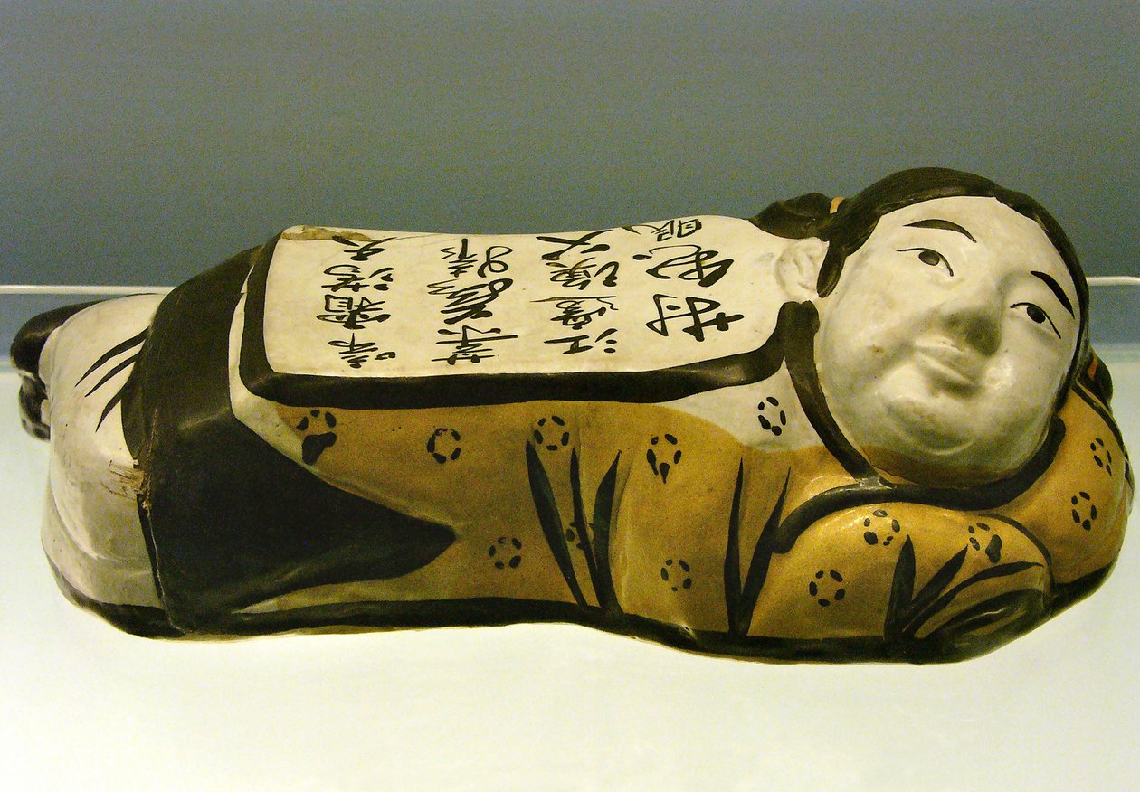 Keramik, kissenförmiges Kind, mit einem Gedicht, das eine Nachtlandschaft evoziert, aus Cizhou, Jin-Dynastie (1115-1234), Shanghai Nationalmuseum. Fotografie, Leonard de Selva, China, 2006 von Jin Dynasty Chinese School