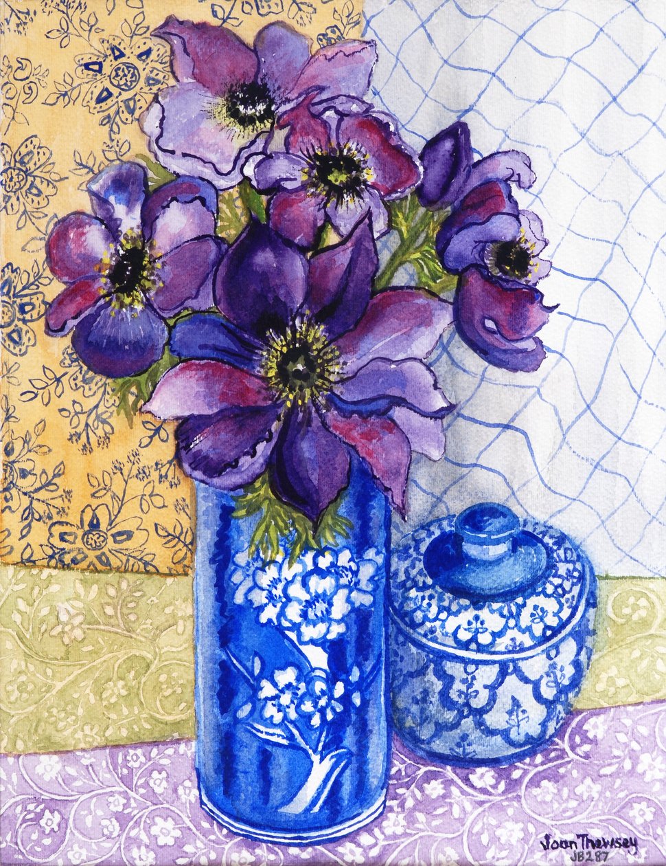 Anemonen in einer blau-weißen Vase mit Topf und Textilien, 2012 von Joan Thewsey